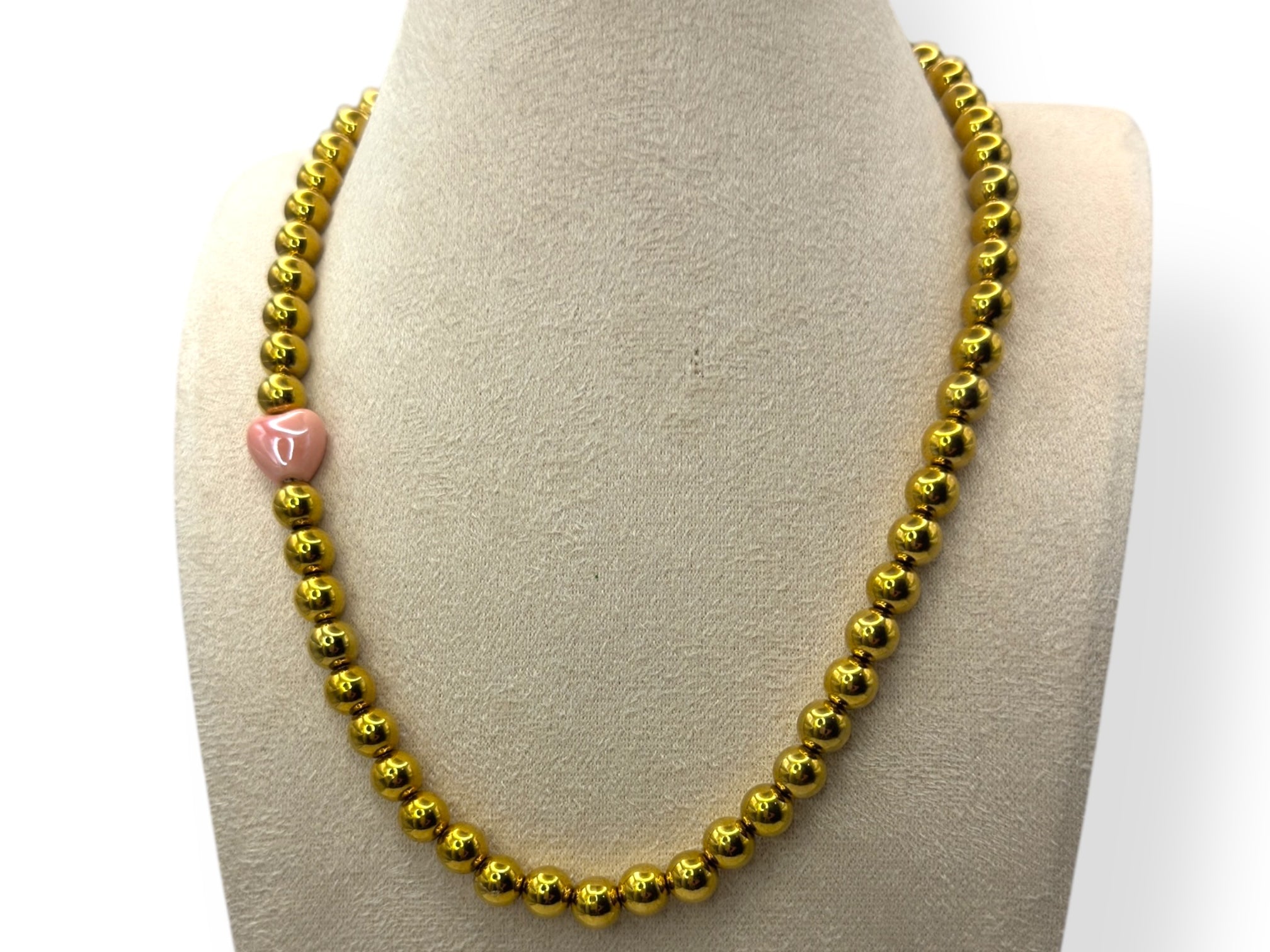 Elastische Ketting met Goudkleurige Stainless Steel Kralen en Keramisch Hartje
