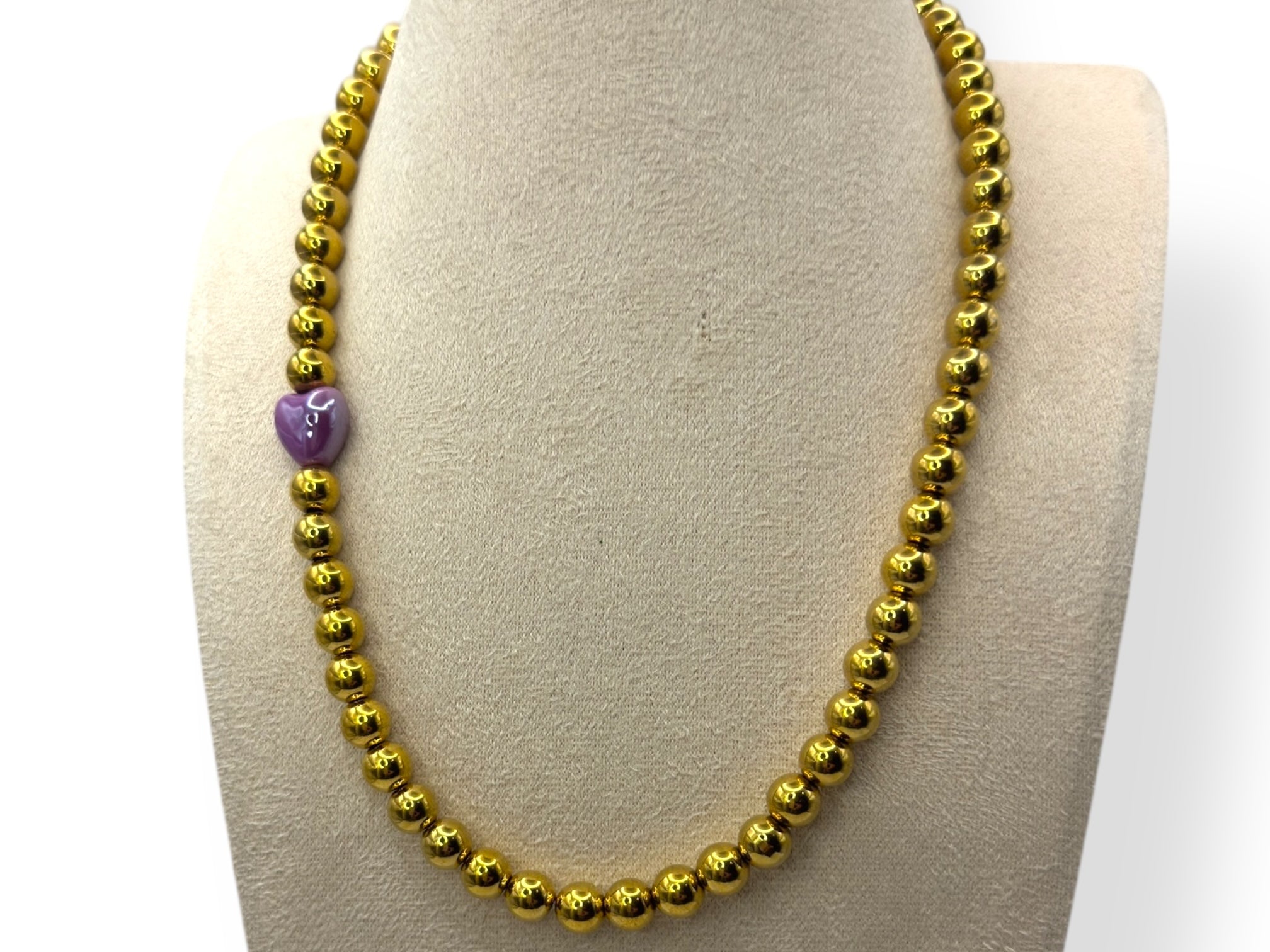 Elastische Ketting met Goudkleurige Stainless Steel Kralen en Keramisch Hartje