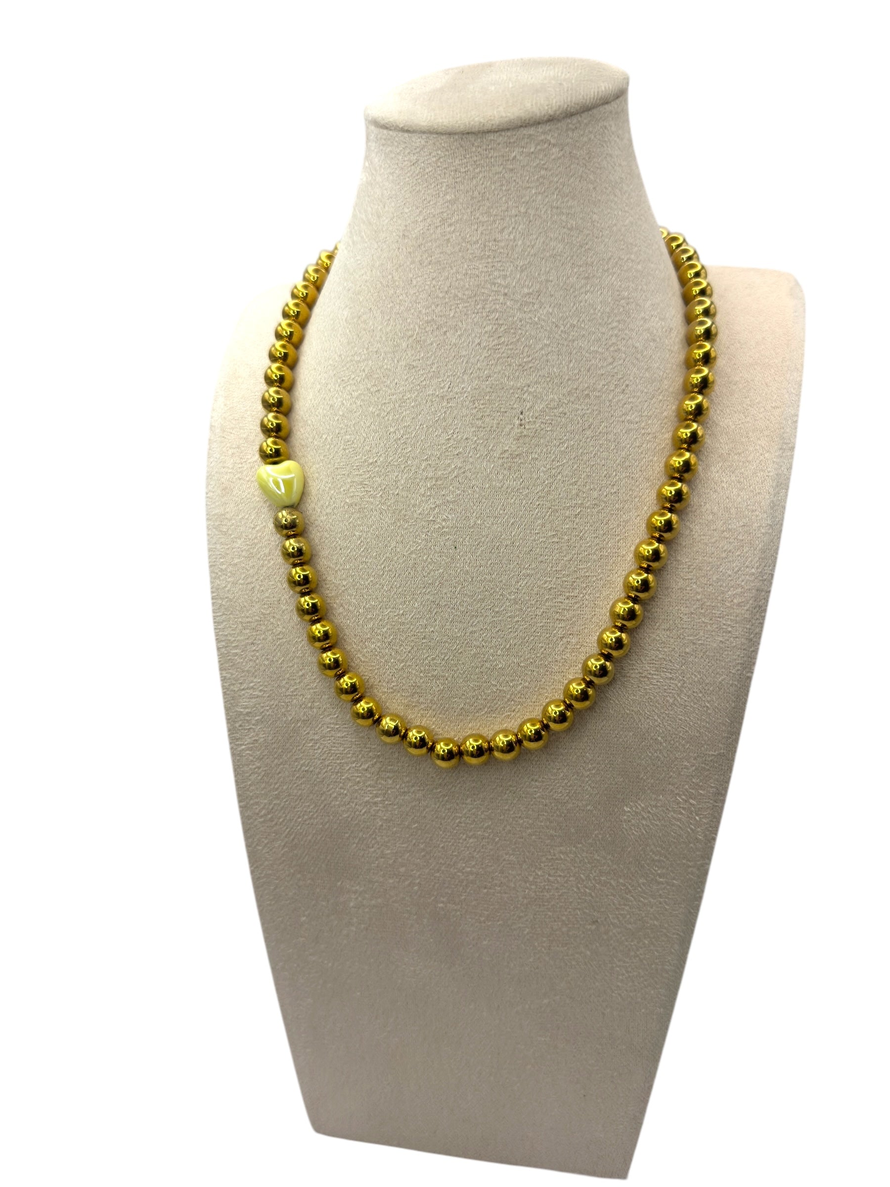 Elastische Ketting met Goudkleurige Stainless Steel Kralen en Keramisch Hartje