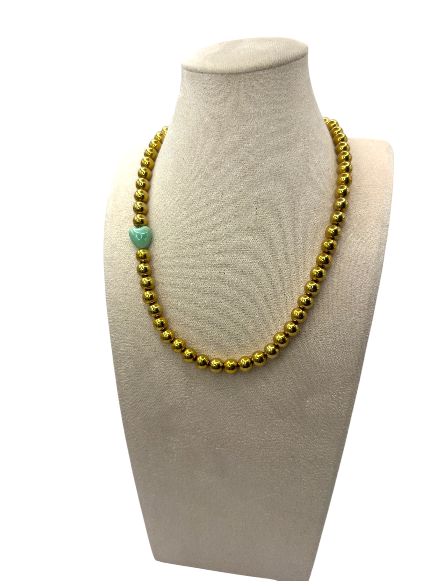 Elastische Ketting met Goudkleurige Stainless Steel Kralen en Keramisch Hartje