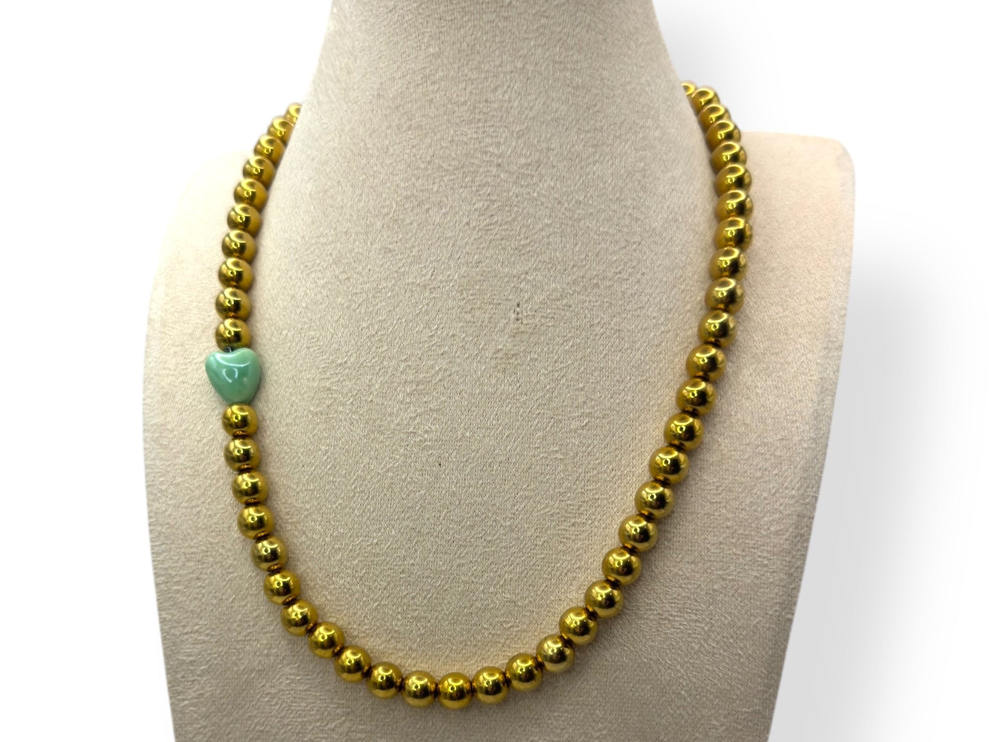 Elastische Ketting met Goudkleurige Stainless Steel Kralen en Keramisch Hartje