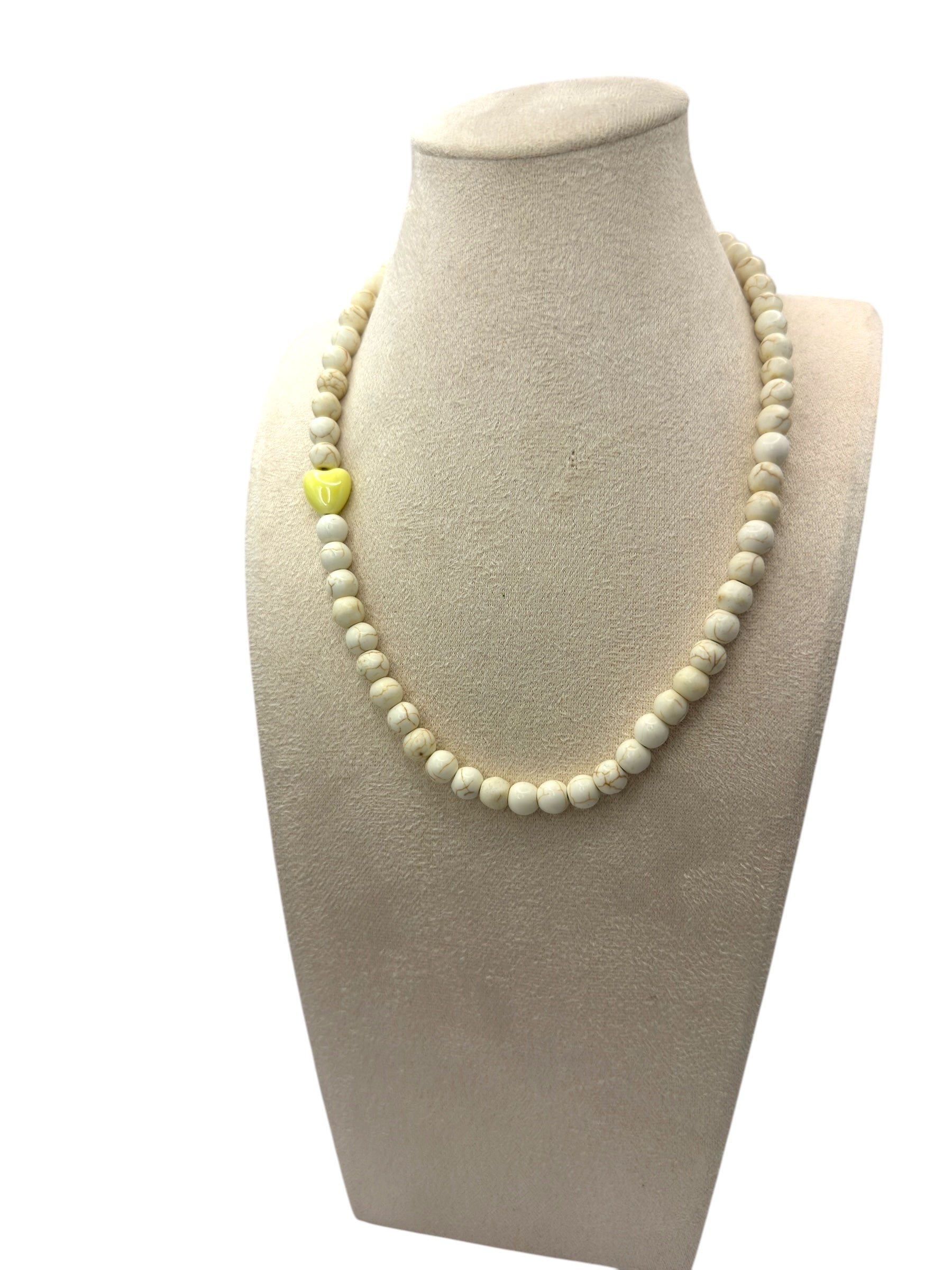 Elastische Ketting met Howliet Kralen en Keramisch Hartje
