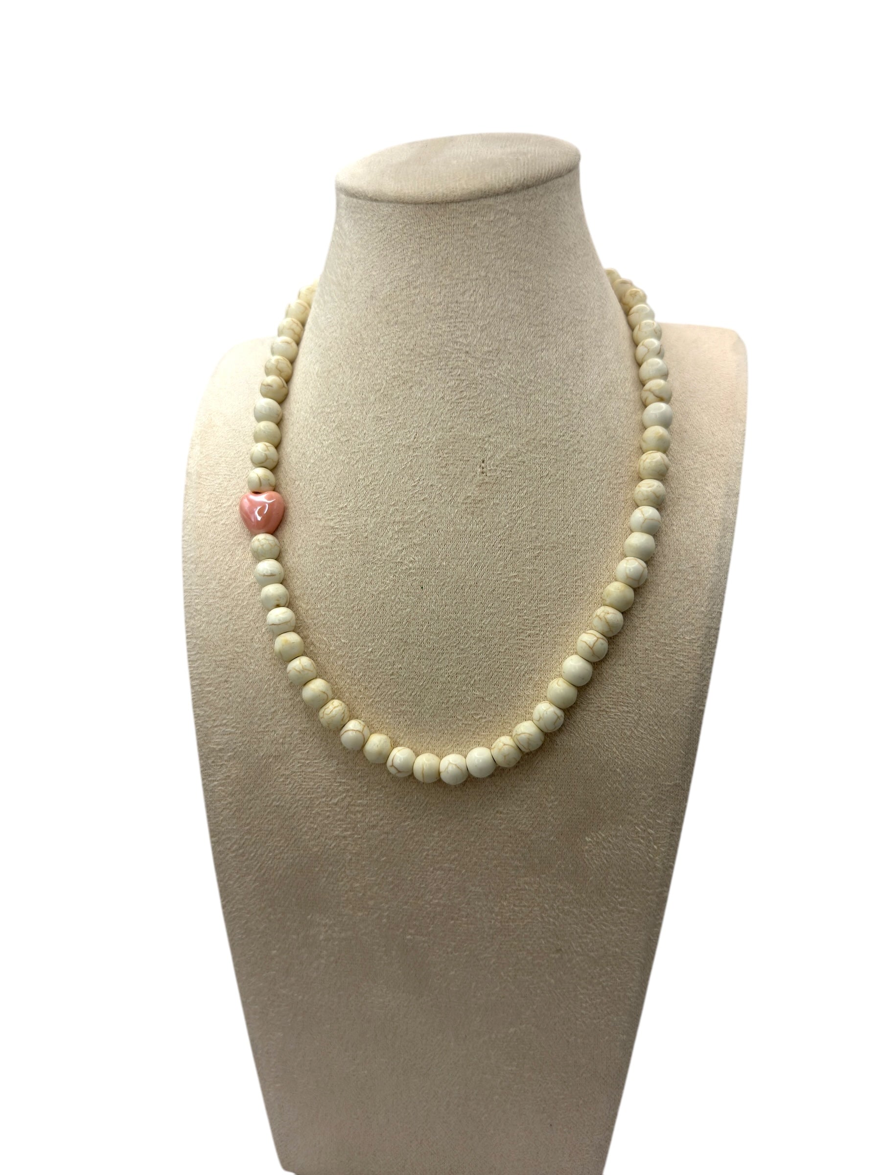 Elastische Ketting met Howliet Kralen en Keramisch Hartje