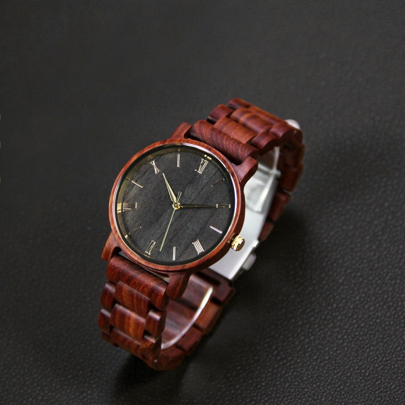 Rood houten heren horloge met goud details in wijzerplaat
