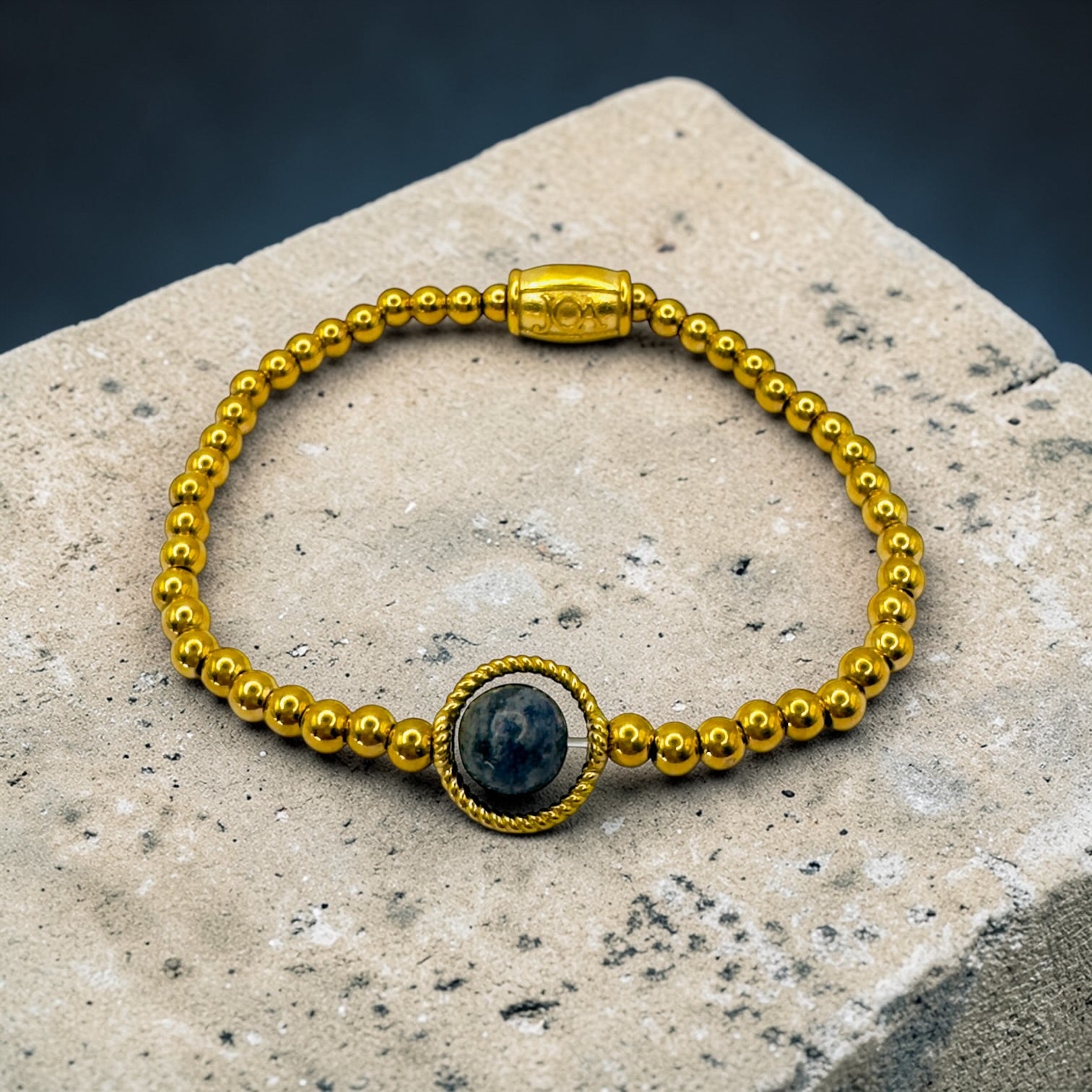Gouden stainless steel dames armband met sodaliet edelsteen