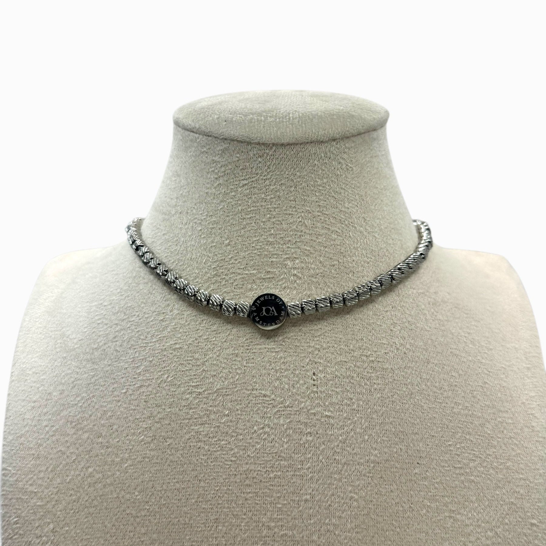 luxe stainless steel zilveren chocker ketting close up