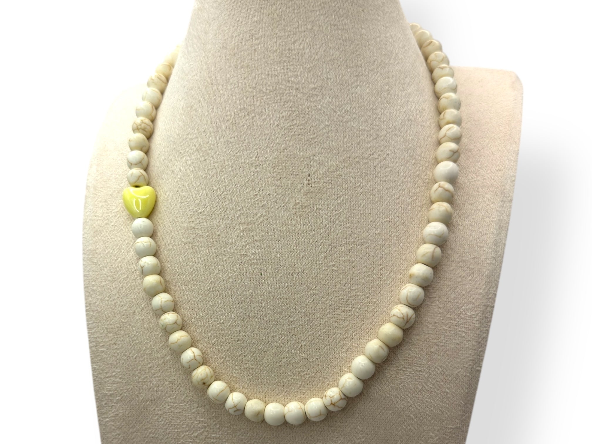 wit ketting met geel hartje close up