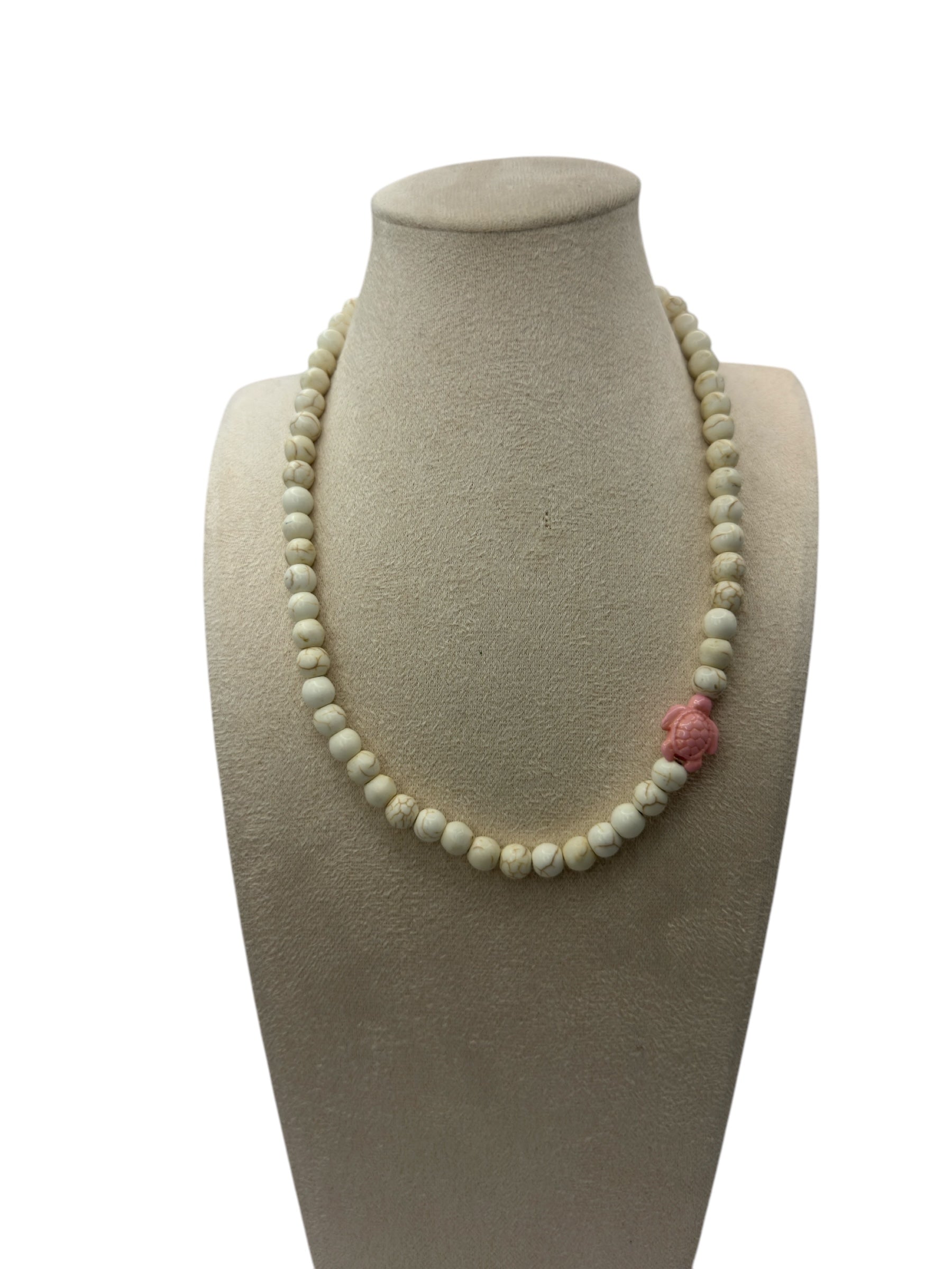 wit ketting met roze schildpad
