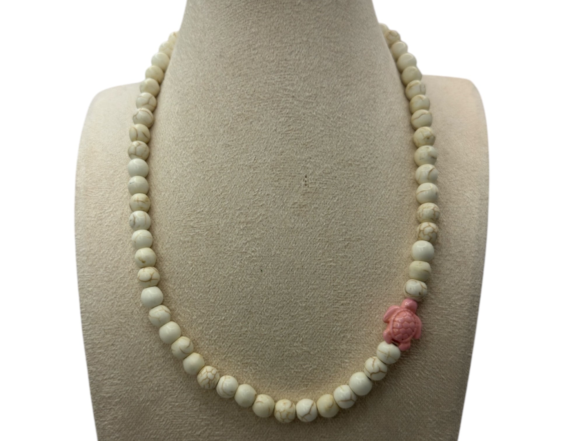 wit ketting met roze schildpad close up