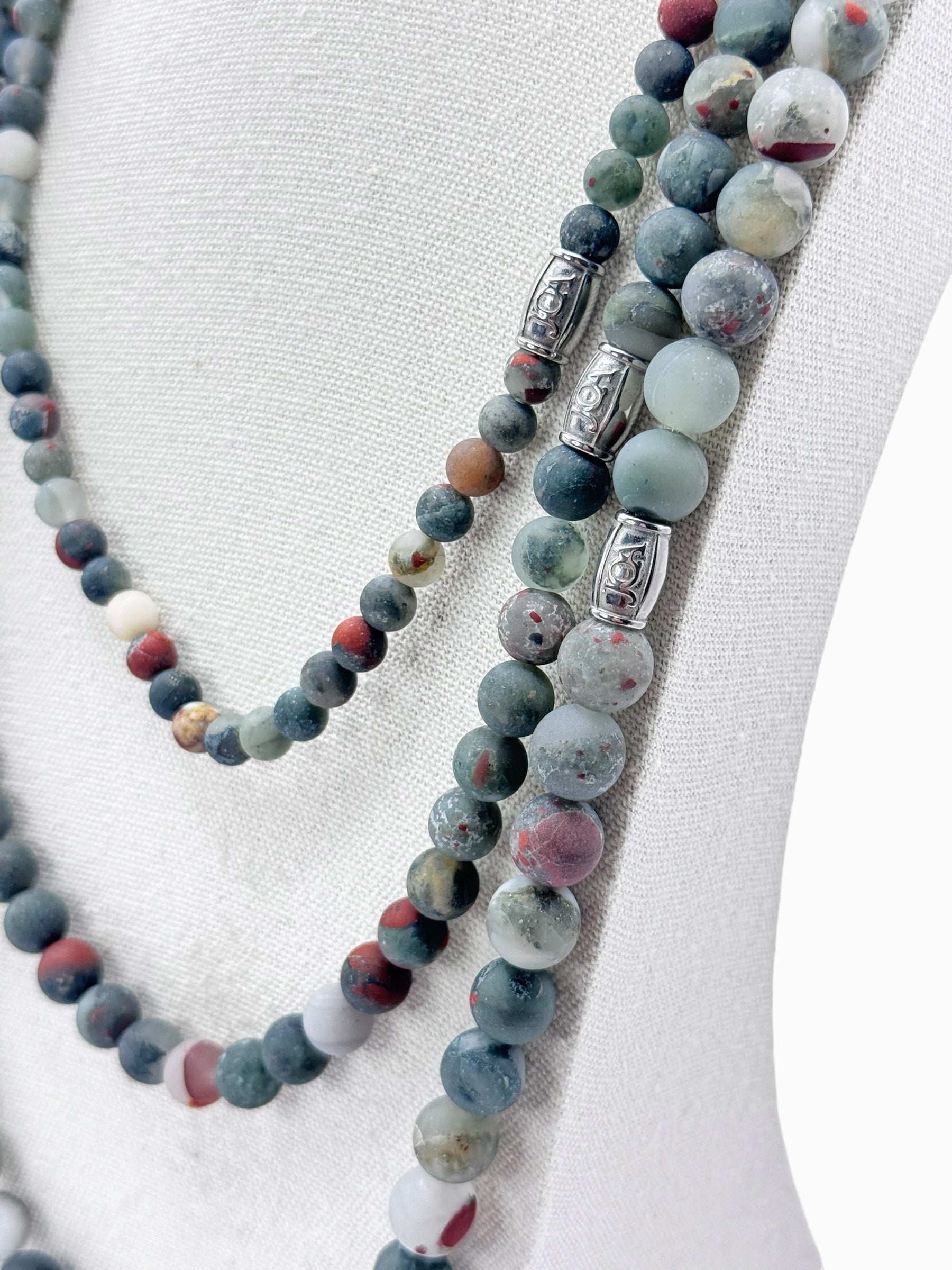 Heren Bloed jaspis edelsteen ketting close up