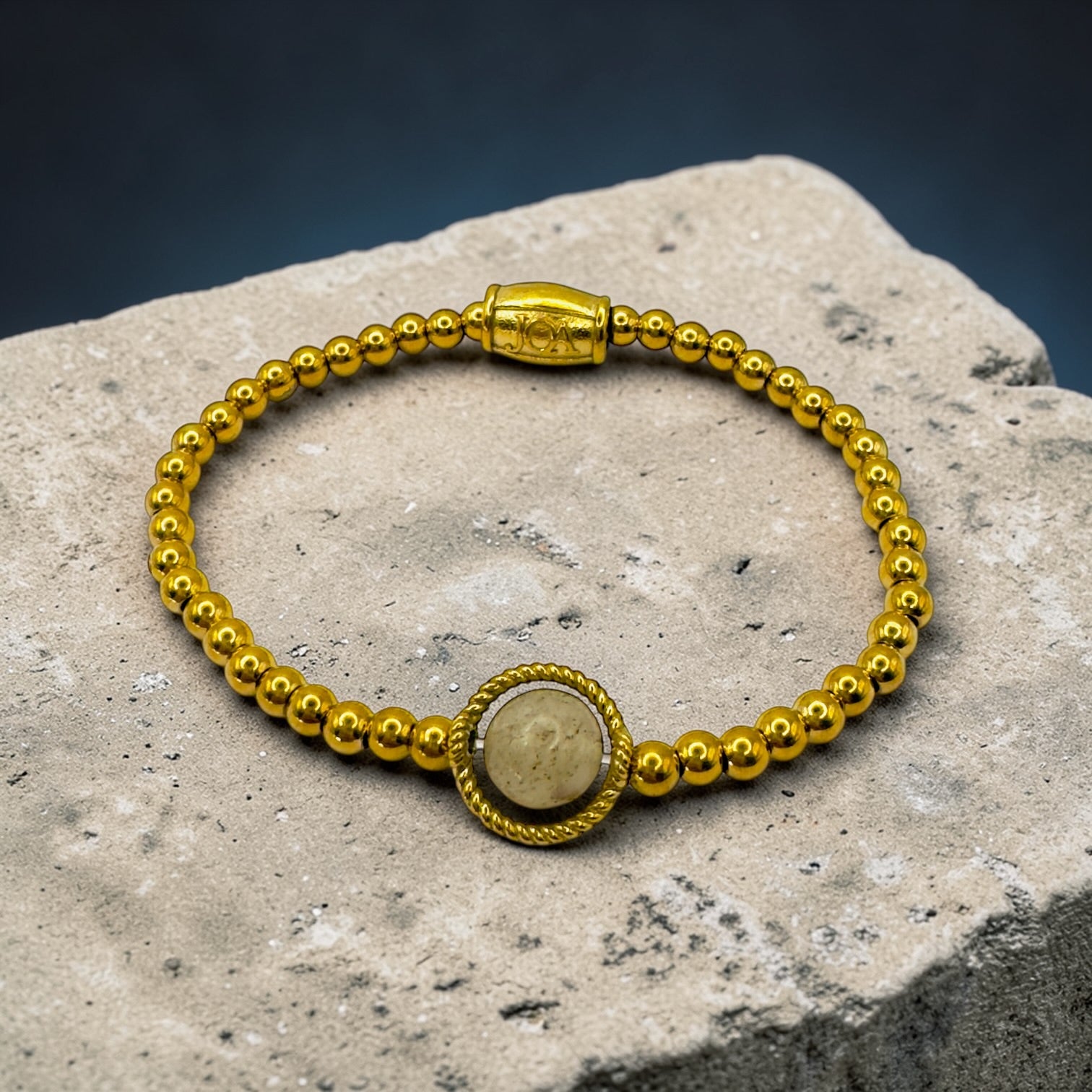 Gouden stainless steel dames armband met regenboog kwarts edelsteen