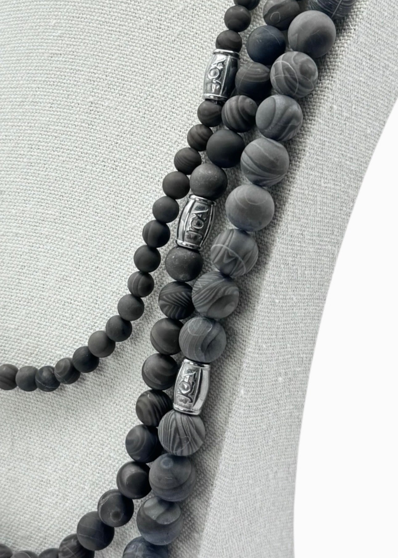Heren Versteend hout edelsteen ketting close up