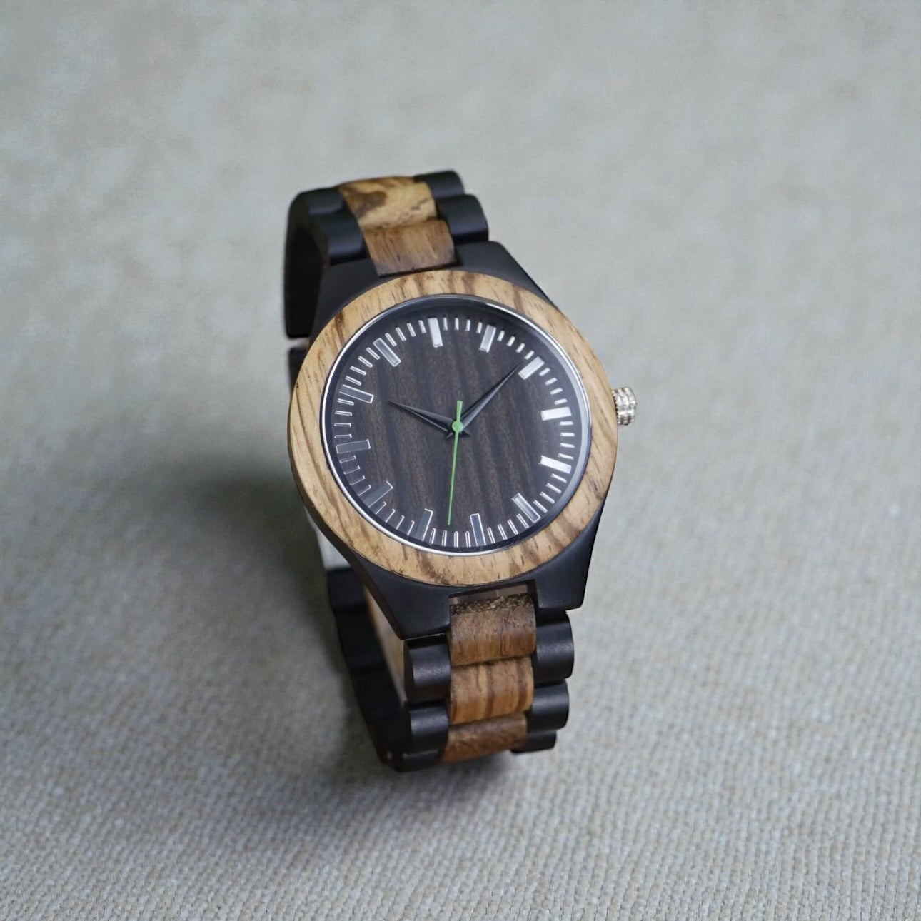 Houten heren horloge, zwart bruin gekeurd met zilveren details in de wijzerplaat