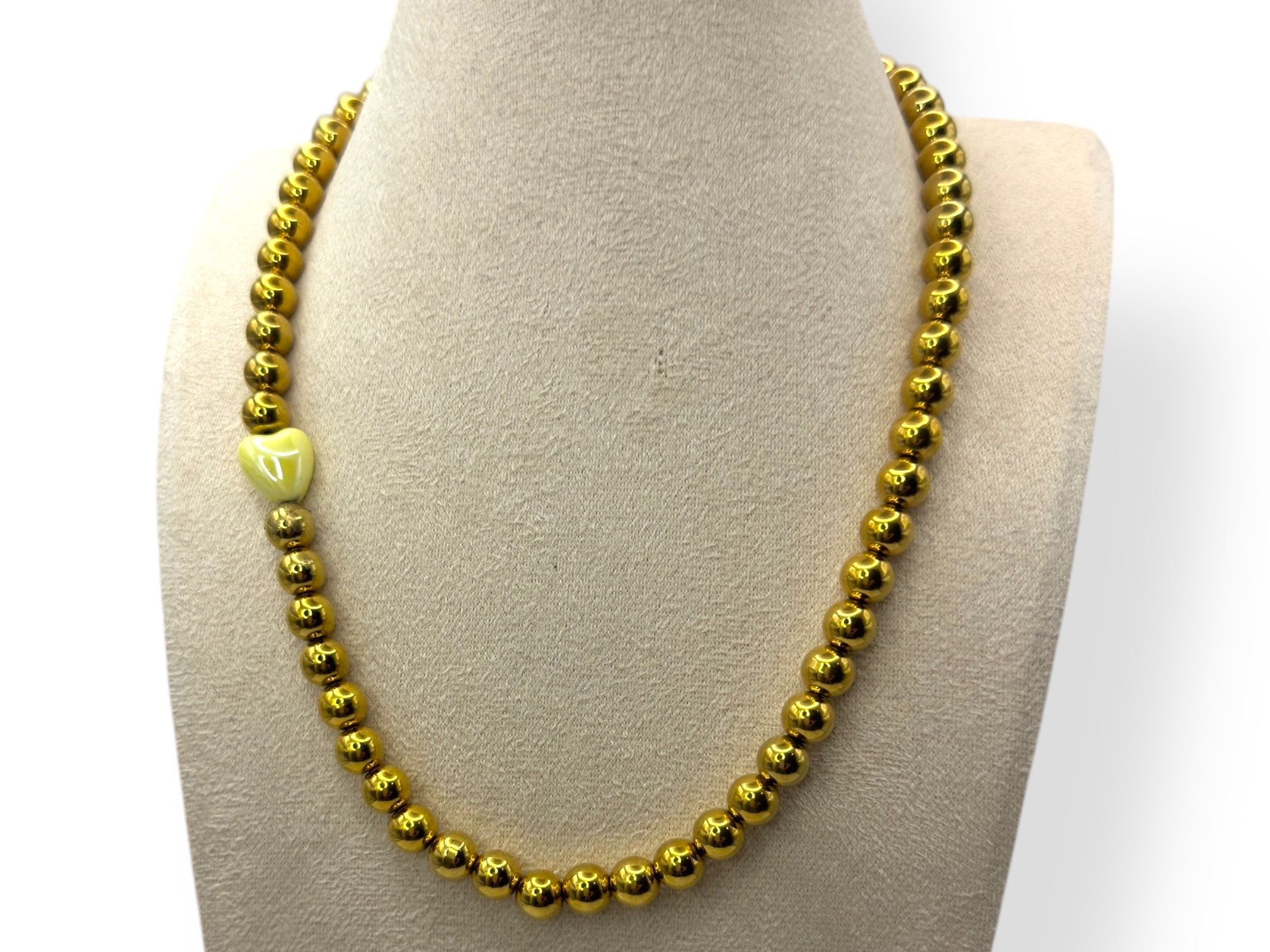 goud stainless steel ketting met geel hartje close up
