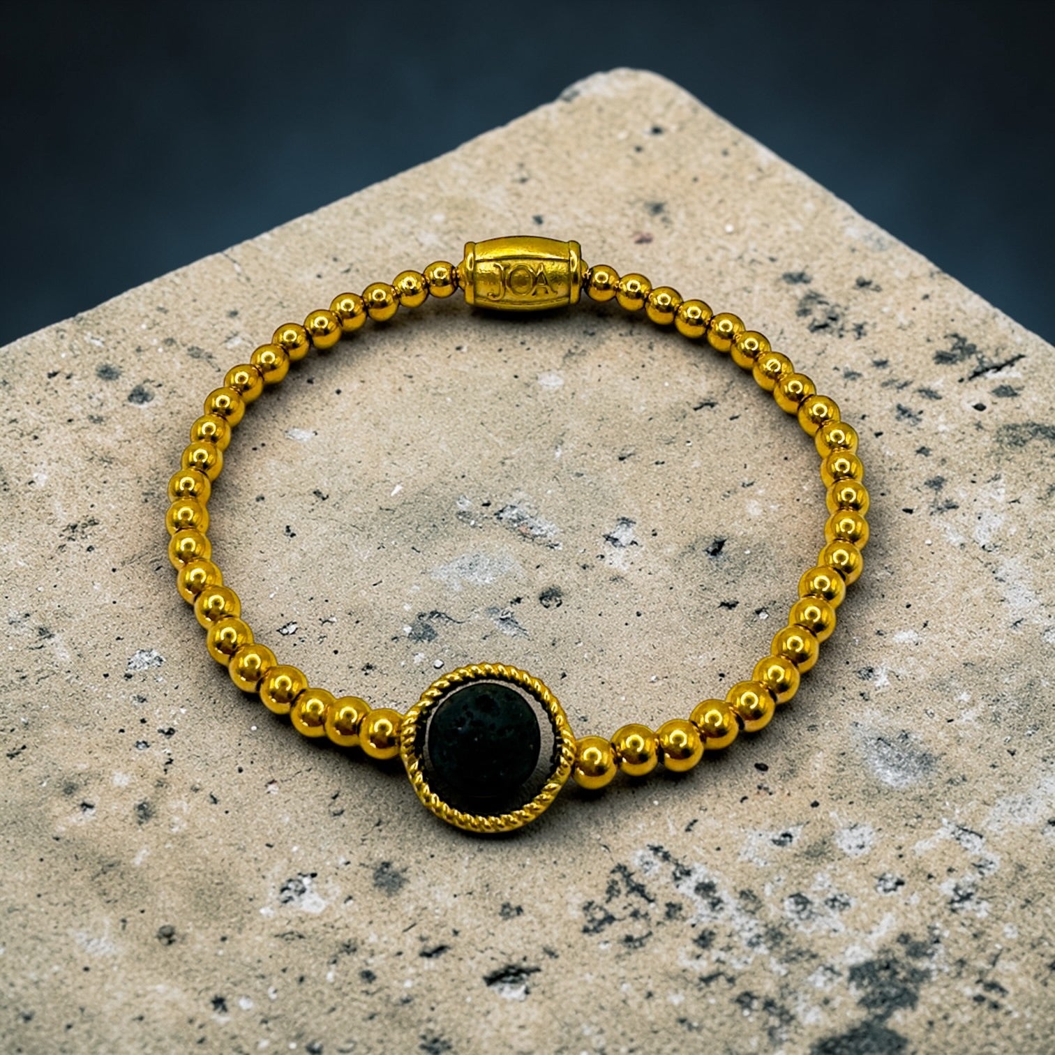 Gouden stainless steel dames armband met lavasteen edelsteen