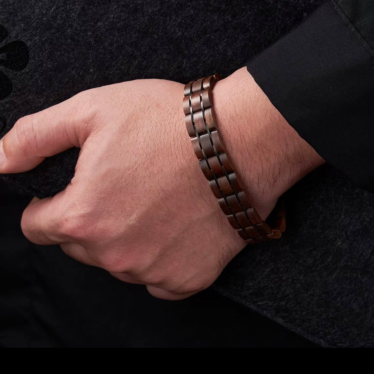 houten armband heren close up