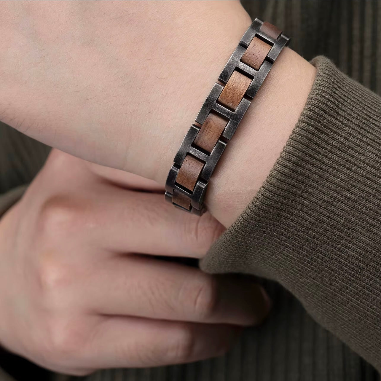 Heren zwarte edelstalen armband met houten details