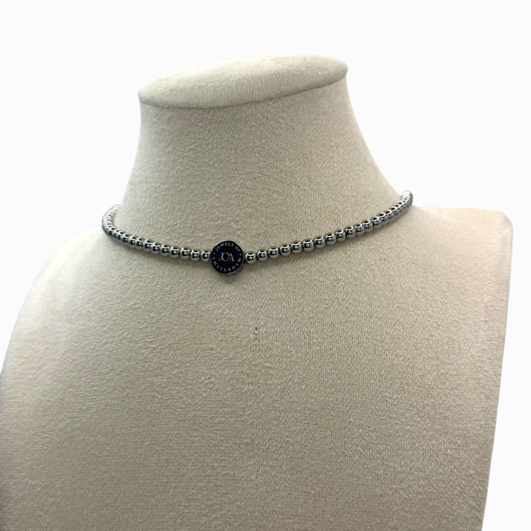 stainless steel zilveren chocker ketting close up