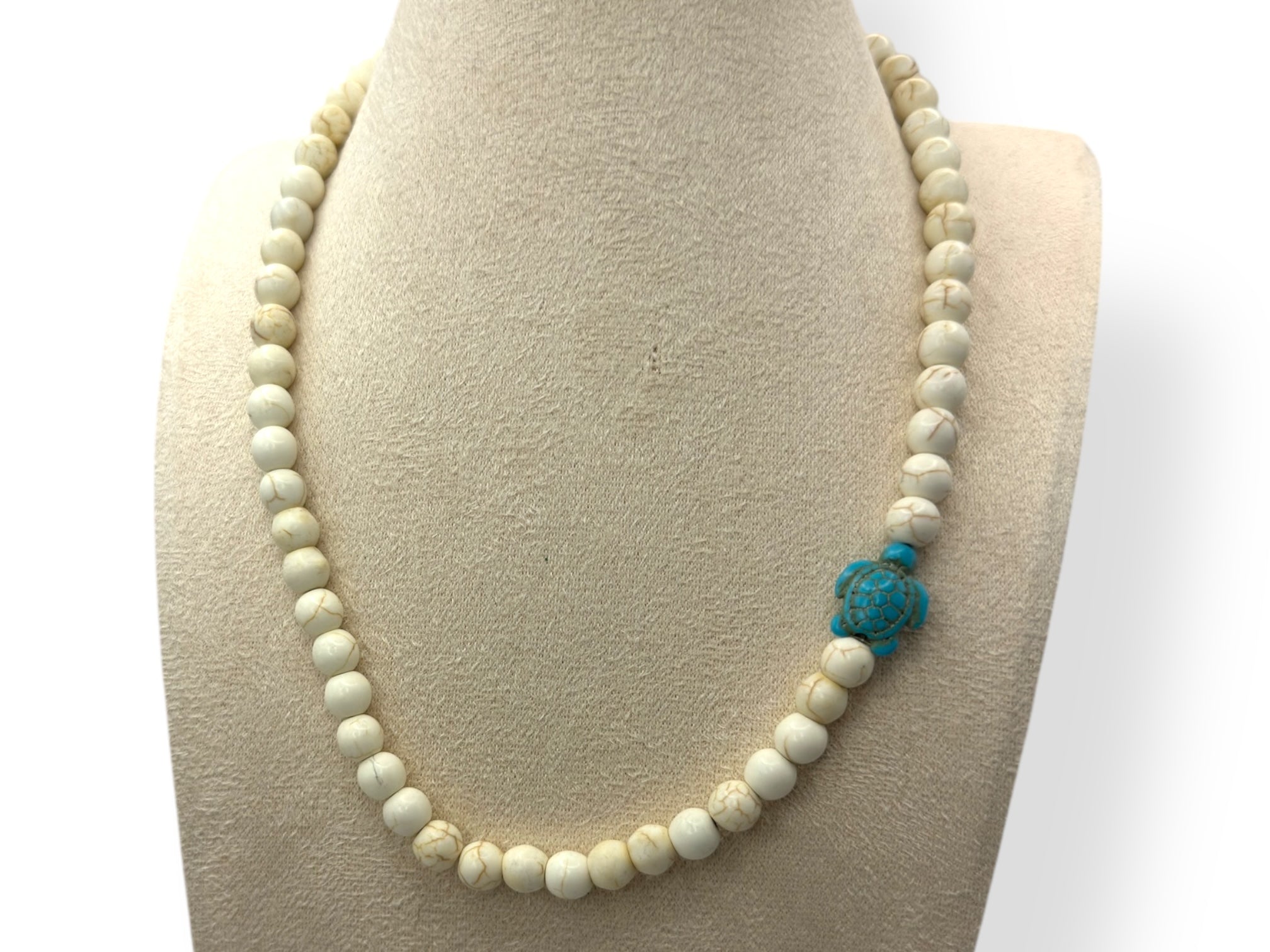 wit ketting met blauw schildpad