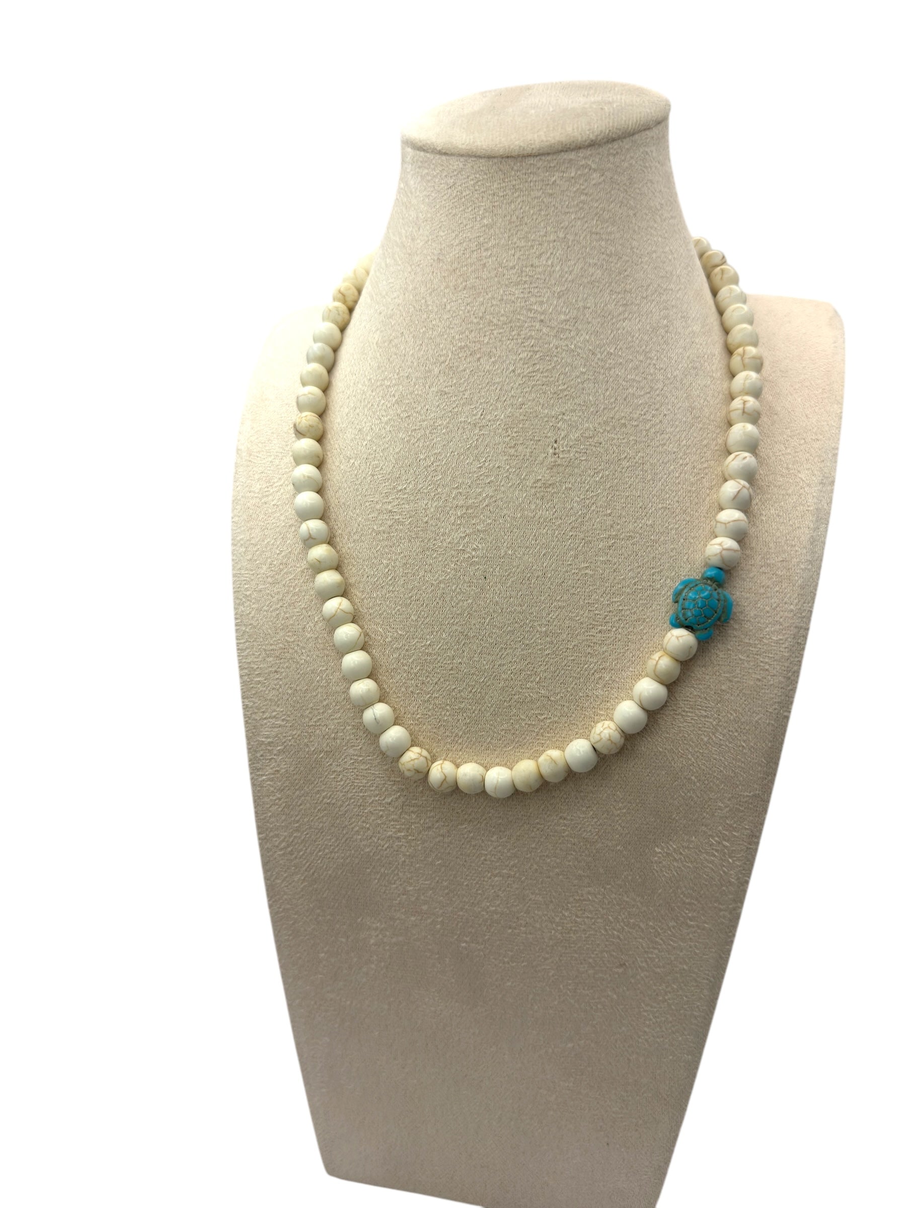 wit ketting met blauw schildpad 