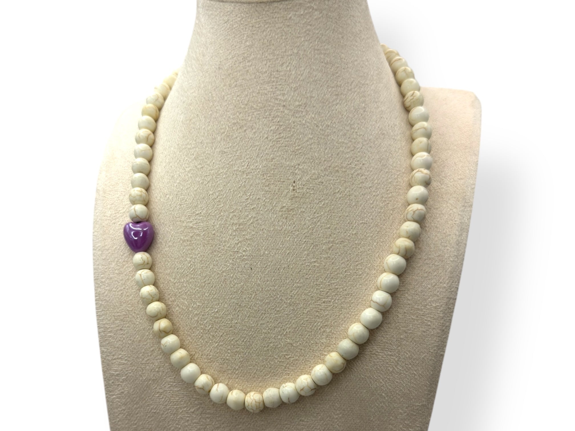 wit ketting met paars hartje close up