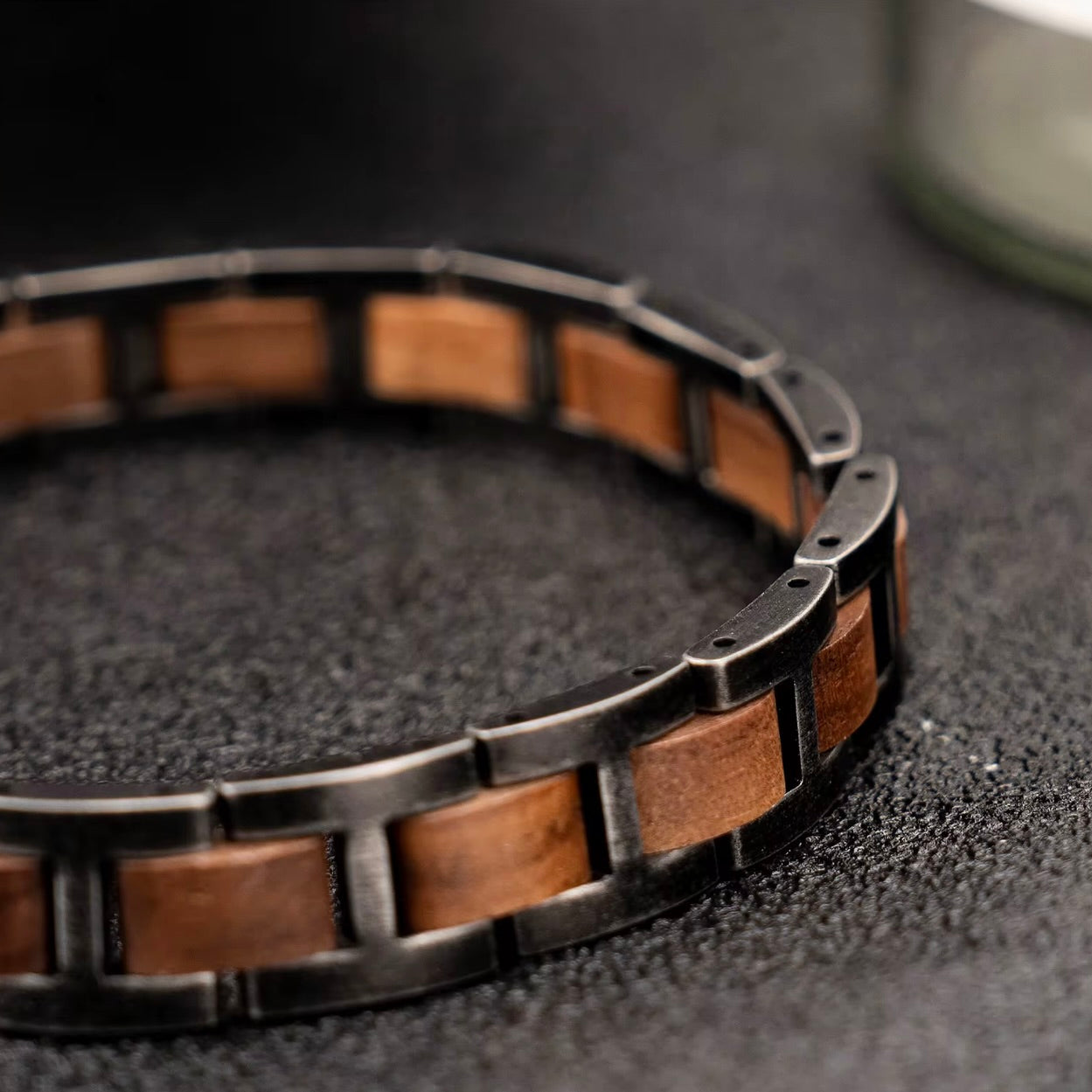 Heren zwarte edelstalen armband met houten details