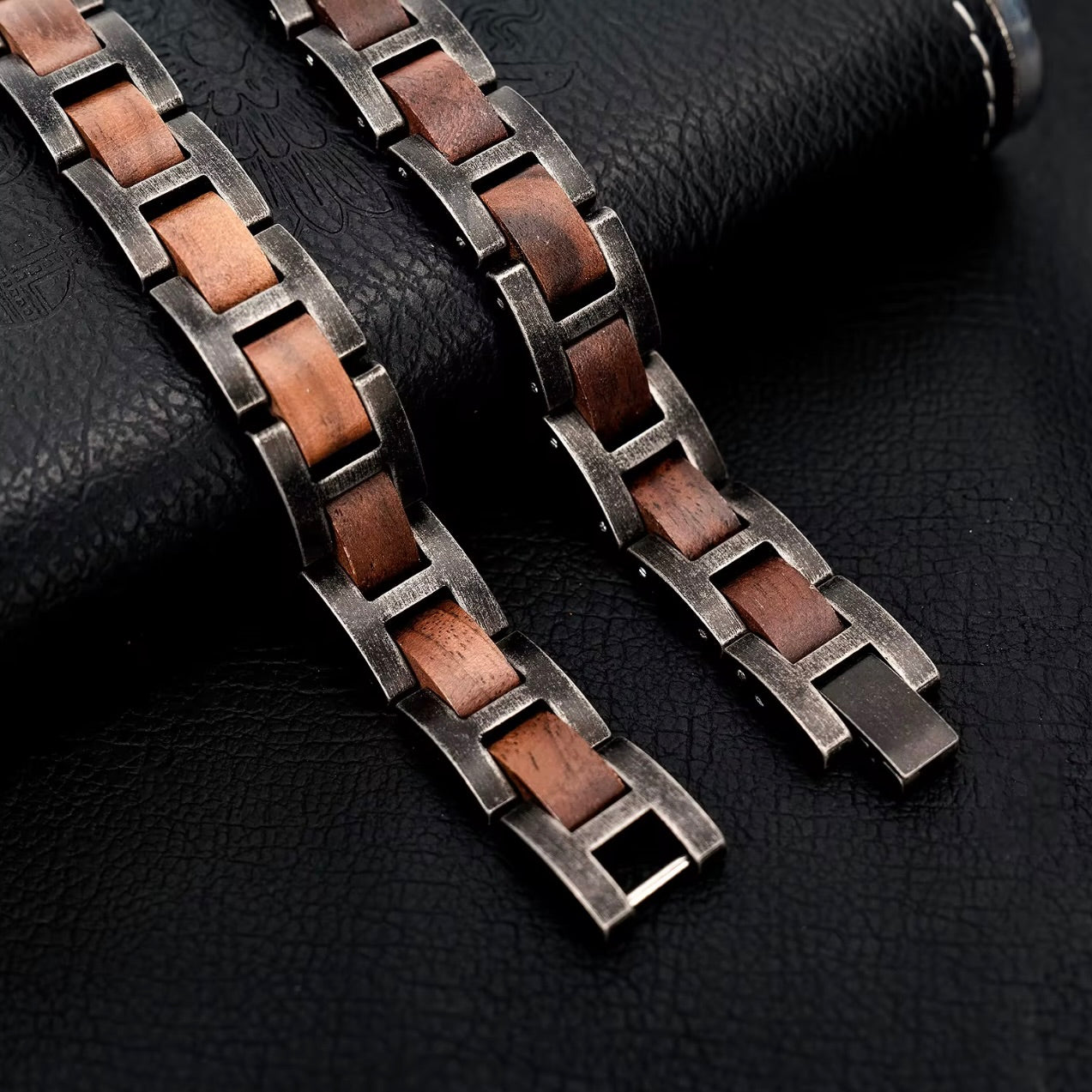 Heren zwarte edelstalen armband met houten details