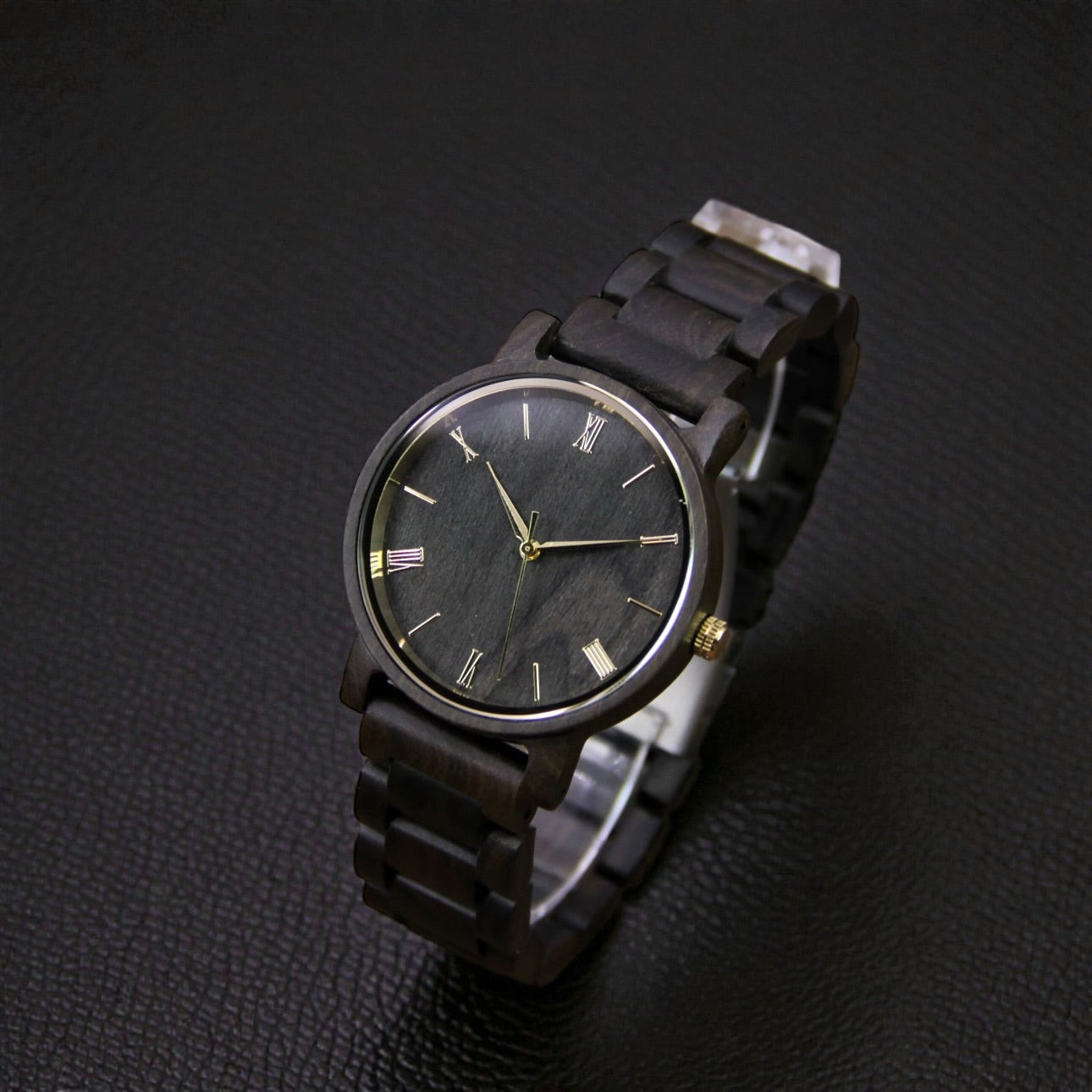 zwart houten heren horloge met gouden wijzerplaat